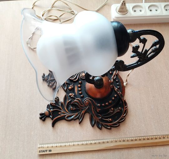 Настенный светильник.