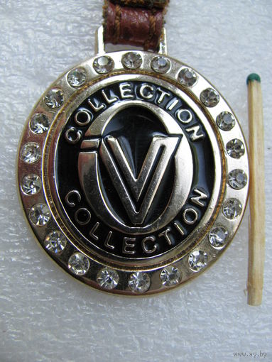 Жетон. VV Collection со стразами на ремешке. тяжёлый