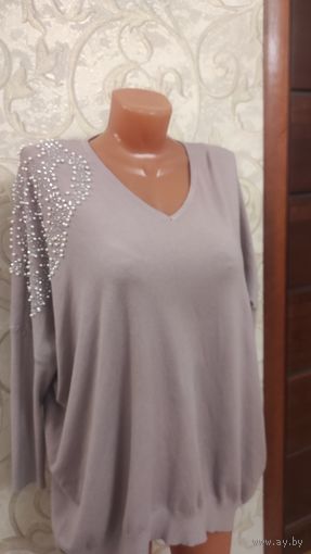 Невероятно мягкий и красивый джемпер на 66-68 размер. Пудрового цвета, с красивый украшением на плече. Очень теплый, отлично сидит на фигурке. Длина спереди 70 см, сзади 80 см, ПОгруди 79 см. Красиый