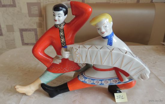 Фарфоровая статуэтка "Плясуны", большая (высота 17 см.)