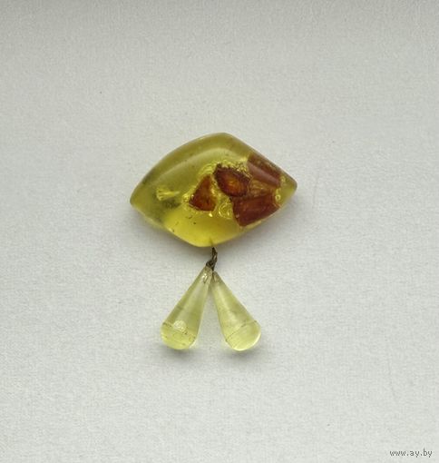 Винтажная брошь из СССР с включениями натурального янтаря