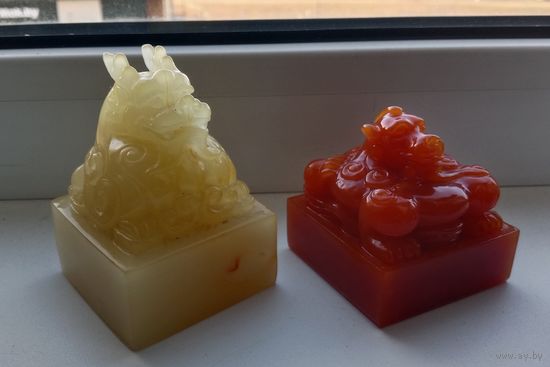 Две статуэтки в виде дракона и печати (текст не переводил). Камбоджи для Англии, из коллекции.