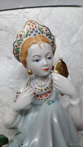 Фарфоровая статуэтка Малахитовая шкатулка