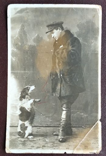 Фото мужчины с собакой. "Служи!". 1934 г. 8.5х13 см.