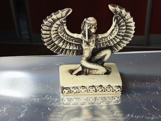 Статуэтка Богини Исиду .