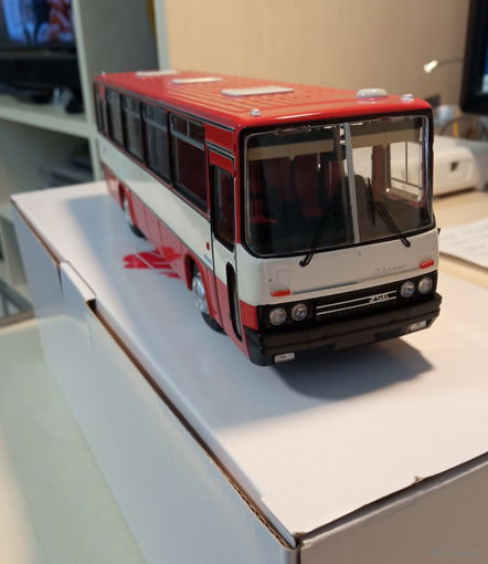 Автобус Икарус-256.54 киноварь