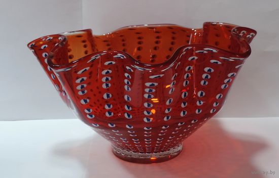 Ваза из красного стекла 60-70-е годы СССР (Неман). Высота 13 см. Диаметр 23.5 см.