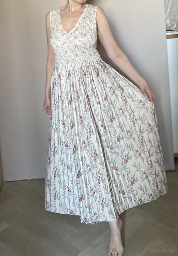 Платье классное, нежной расцветки, в мелкий цветочек