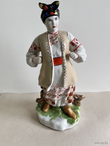 СТАТУЭТКА ФАРФОРОВАЯ  "ОДАРКА". БОЛЬШАЯ. РАЗМЕР - 25*12*10 СМ. 1 СОРТ. 1962-1976 ГОДА. КИЕВ. КЭКХЗ. УКРАИНА. КЛЕЙМО: КРАСНАЯ КНИЖКА. СМ.КЛЕЙМО,ФОТО И ОПИСАНИЕ.