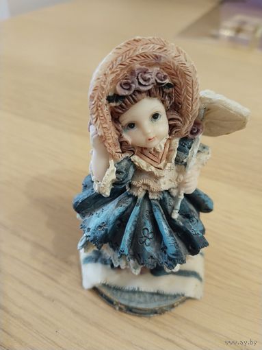 Девочка с зонтиком. Фигурка статуэтка