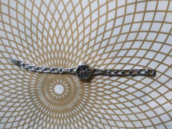 Часы наручные  с браслетом.Состояние на скане. В коллекцию,ремонт,на запчасти.