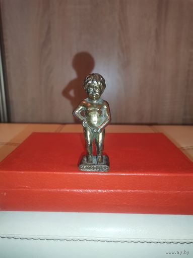 Металлическая, сувенирная статуэтка "Писающий мальчик", высота 7.5 см.