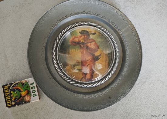 Оловянная настенная тарелка