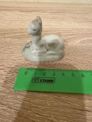 Винтажная мини-статуэтка,фарфор