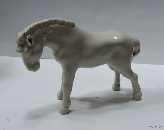 Статуэтка фарфоровая "Лошадь" 80-е годы Европа. Высота 8 см. Целая, без реставрации.