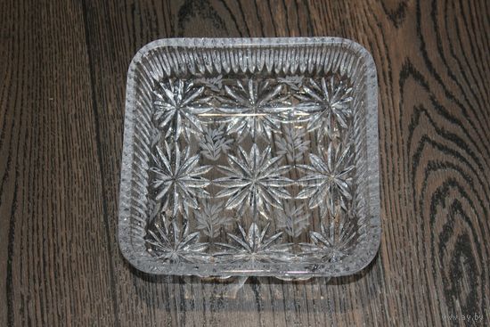 Салатница стеклянная из СССР, с декоративной гравировкой в виде цветов и листьев, зубчатый узор.