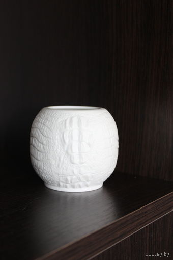 Фарфоровая вазочка, клеймо "Kaiser", из матового, белого, бисквитного фарфора с рельефным текстурированным узором.