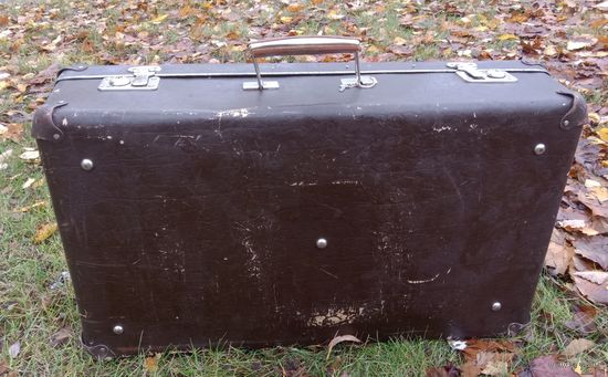 Большой винтажный чемодан из Лат.ССР, Рига. Рабочие замки, есть ключик. Возможна личная передача в Минске.
