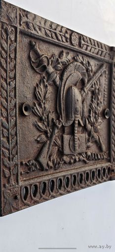 Печная дверца. Оружие, сабля, гусарский шлем.Чугунное литьё. Начало прошлого века.