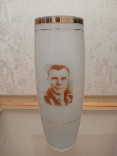 Ваза Гагарин СССР молочное стекло