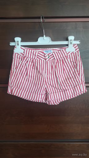 Фирменные шорты Mayoral на 104 рост. В идеале. Качество ткани отличное, классно садятся на фигурке. . ПОталии 28 см, длина 22 см.
