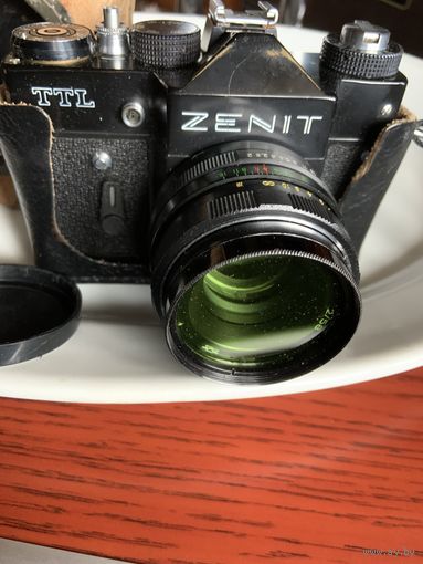 В полной комплектации " Zenit TTL" -экспортный вариант, объектив "Гелиос -44м, 2/58. 1977-1985 годы.
