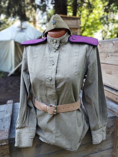 Гимнастерка и галифе.