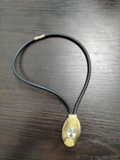 Ожерелье из черного каучука, металлического овала и  вставкой из светлого камня .