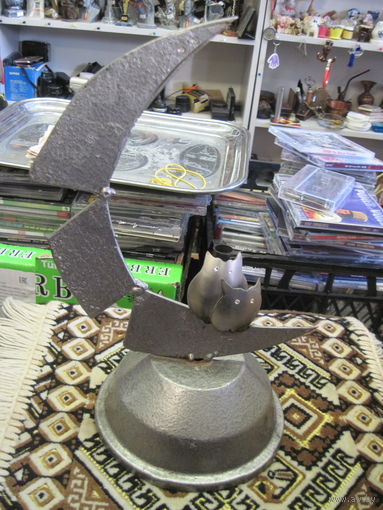 Скульптура металлическая Совы на луне 32 см.