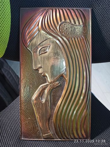 Панно чеканка винтажное Задумчивая девушка