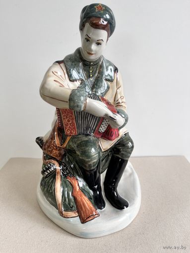 СТАТУЭТКА ФАРФОРОВАЯ " ВАСИЛИЙ ТЕРКИН ". 23*15*12 СМ. КИРОВСКИЙ ЗАВОД. СМ.ФОТО, КЛЕЙМО И ОПИСАНИЕ.
