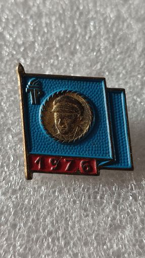 Значок знак ГДР Пионерия Эрнст Тельман За хорошие знания в школе 1976
