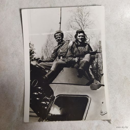 Фотография. История СССР в лицах. Солдаты Внутренних войск МВД СССР на БТРе.