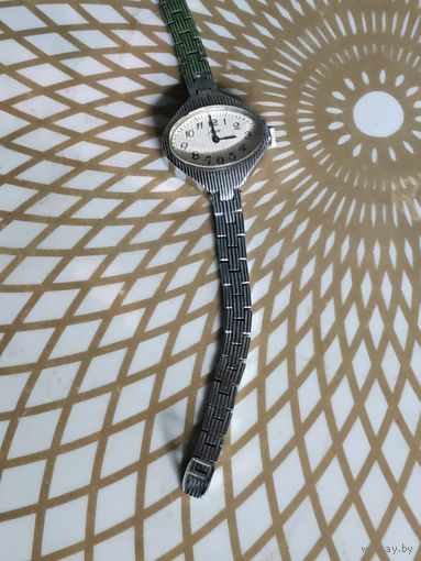 Часы наручные Луч с браслетом,тикают, знак качества.  В коллекцию,ремонт,на запчасти.Состояние на скане.