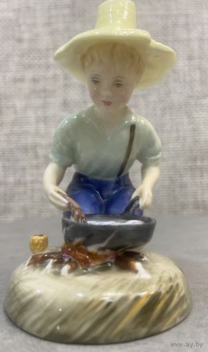 Фарфоровая статуэтка Royal Doulton.  River boy. Мальчик рыбак. 1961 год. 9 х 10 см.