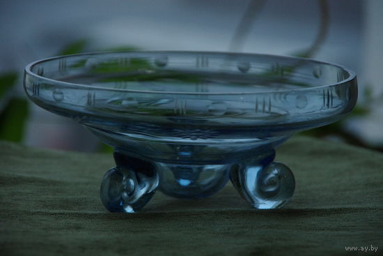 Ваза синее стекло с резьбой  ( диаметр 19,5 см , высота 8 см ) целая