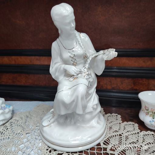 Девушка с венком. (Минск) Состояние