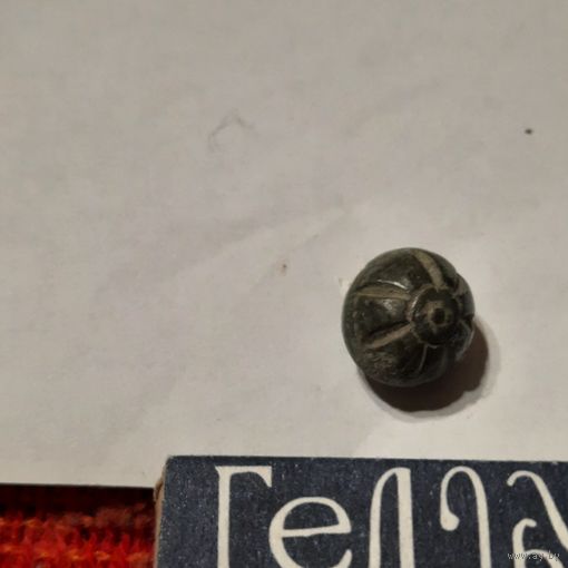 Пуговица-гирька, бронза, патина, с узором.