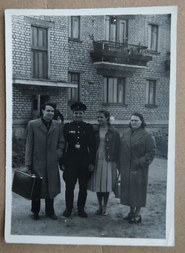 Прибыл на побывку. 1950-е. 8х12 см