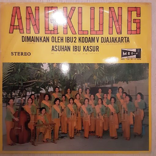 ANGKLUNG  - DIMAINKAN OLEH IBU2 KODAM V DJAJAKARTA, (INDONESIA), LP