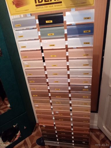 Стенд с образцами плинтусов для поделок творчества