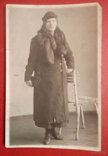 Фото женщины в пальто. 1930-е? 8х12 см