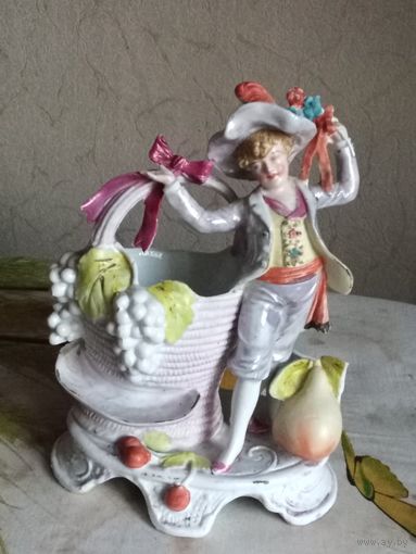 Фарфор Мальчик с корзиной большая высота 20 см.