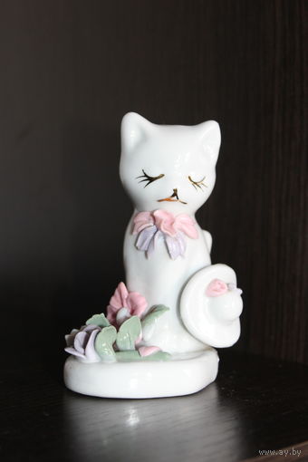 Фарфоровая статуэтка "Кошечка с цветами".