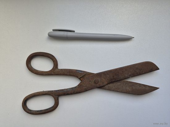 Ножницы древние, большие и ржавые