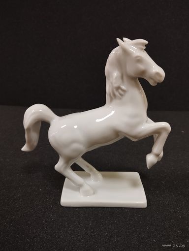 Статуэтка фарфоровая Жеребец (мустанг, лошадь). Германия