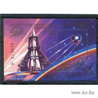 Марка СССР 1982 год. 5333. 25-летие запуска первого спутника  1 номерной блок