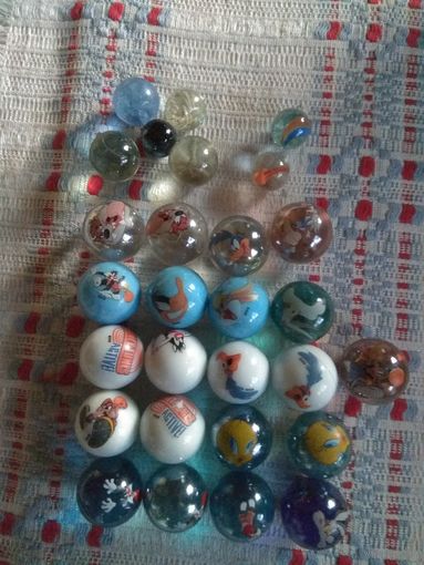 Коллекционные стеклянные шарики.