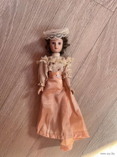 Кукла фарфоровая
