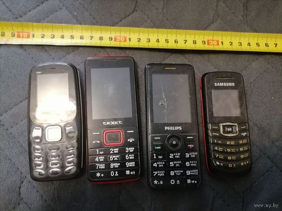 4 старых кнопочных мобильных телефона работоспособность не известна